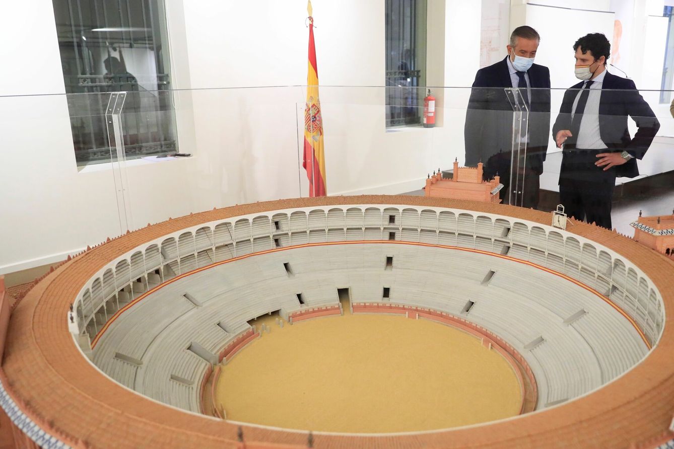 Enrique López y Miguel Abellán durante la reunión del Consejo de Asuntos Taurinos, este martes 24 de agosto, en Las Ventas. (Efe)